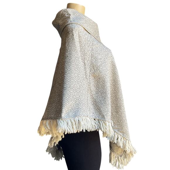 Mexican Wool Poncho with Wooden Buttons – Light Gray with Fringe / Poncho - Picture 2 of 11